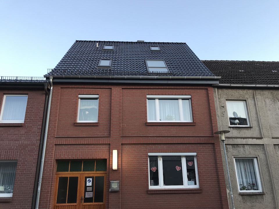 dackeindeckung eines wohnhauses mit steildach in der innenstadt